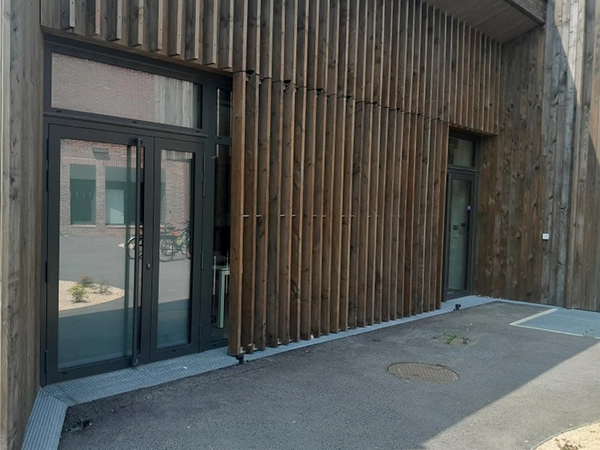 Stores occultants installés par Énergère au pôle culturel L'Apostrophe, à Sablé-sur-Sarthe.