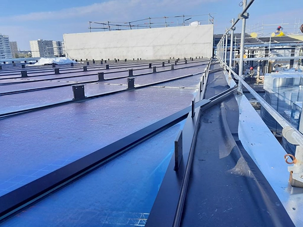 Installation par Énergère de stores extérieurs motorisés à la Maison de l'Innovation, à Nantes.