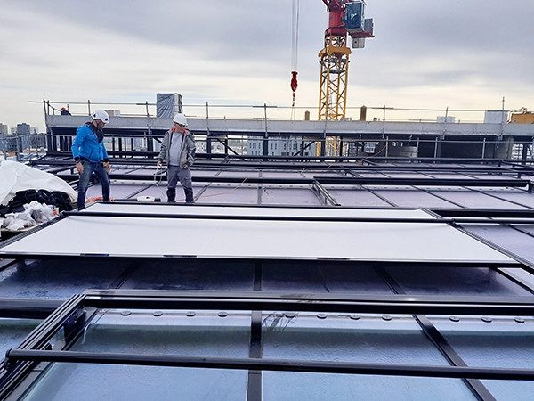 Stores extérieurs motorisés installés par Énergère sur la verrière de la Maison de l'Innovation, à Nantes.