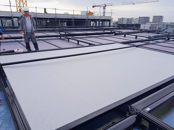 Stores extérieurs motorisés installés par Énergère sur la verrière de la Maison de l'Innovation, à Nantes.