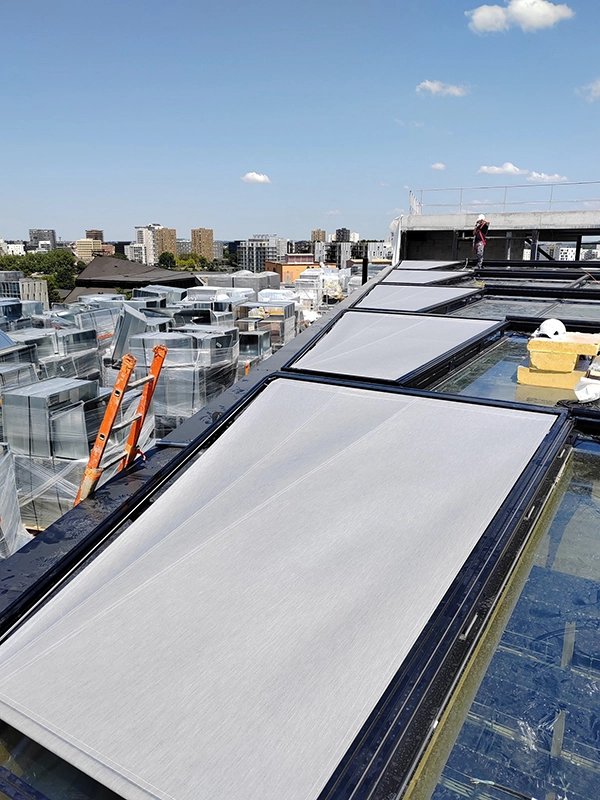 Stores extérieurs motorisés installés par Énergère sur la verrière de la Maison de l'Innovation, à Nantes.