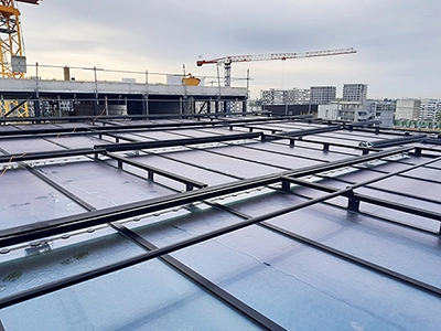 Stores extérieurs motorisés installés par Énergère sur la verrière de la Maison de l'Innovation, à Nantes.
