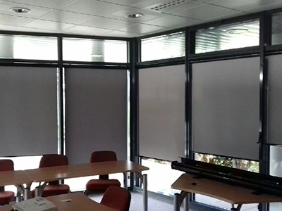 Stores intérieurs enrouleurs à toile occultante installés par Énergère à MSA de Maine-et-Loire, à Angers