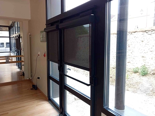 Stores intérieurs manuels installés par Énergère à la salle de danse de Mansigné;