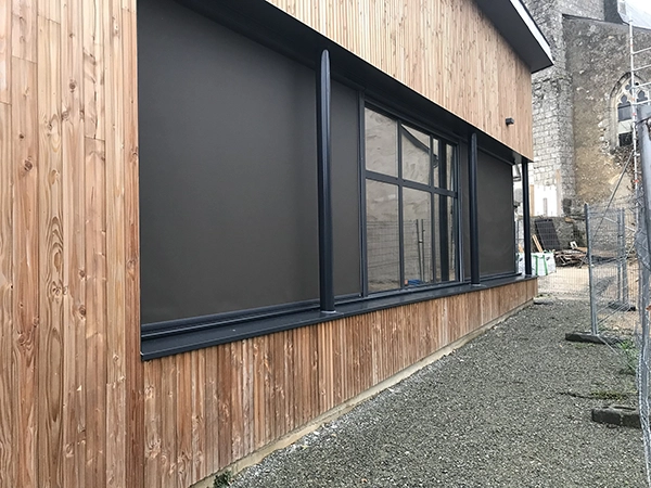 Stores extérieurs zip installés par Énergère à la salle de danse de Mansigné;
