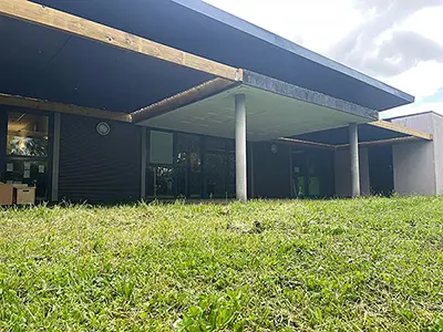 Toile tendue au multi-accueil 1, 2, 3 soleil de Montreuil-Bellay par Énergère.