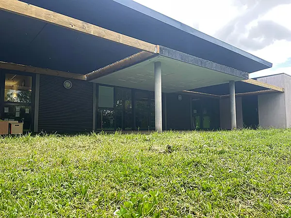 Toile tendue au multi-accueil 1, 2, 3 soleil de Montreuil-Bellay par Énergère.