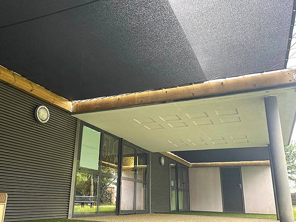 Toile tendue au multi-accueil 1, 2, 3 soleil de Montreuil-Bellay par Énergère.