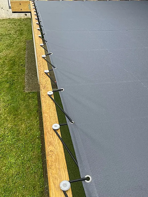 Toile tendue au multi-accueil 1, 2, 3 soleil de Montreuil-Bellay par Énergère.