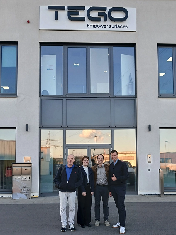 Énergère en visite devant la façade de Tego, au Luxembourg.