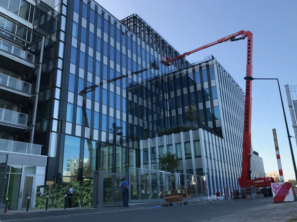 Installation par Énergère d'une vitrauphanie au campus Pleyad, à Saint-Denis.