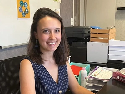 Nolwen Leroutier-Michel, assistante de direction, à son poste de travail dans les bureaux d'Énergère.