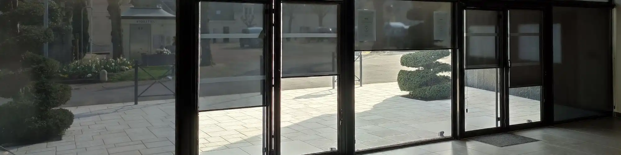 Stores enrouleurs intérieurs, à la mairie de Sorigny, par Énergère Store & Film.